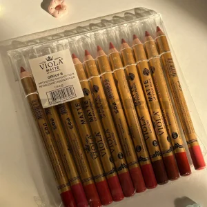 رژلب مدادی بلند  پوکه طلایی VIOLA